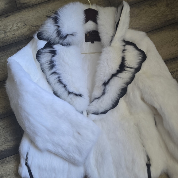 Chic White and Black Women's Fur Jacket Sz M - Picture 1 of 8